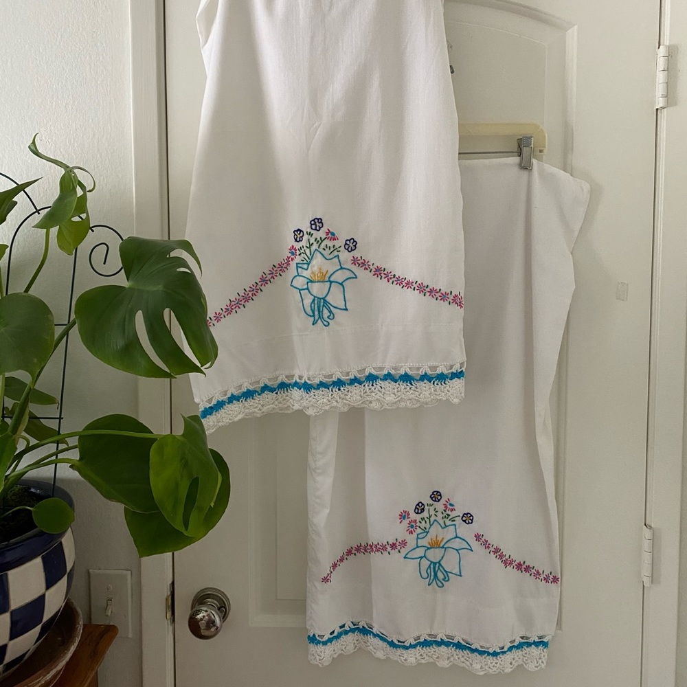 Vintage Embroidered Pillowcases * Set of 2